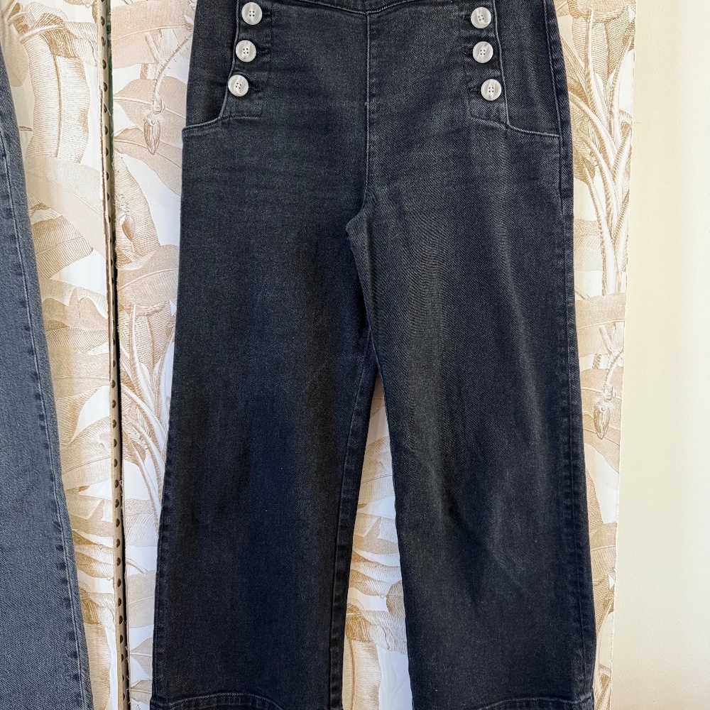 High-Waisted Wide Leg Cropped Jeans – Black Button Detail – Modern Chic - Picture 5 of 5